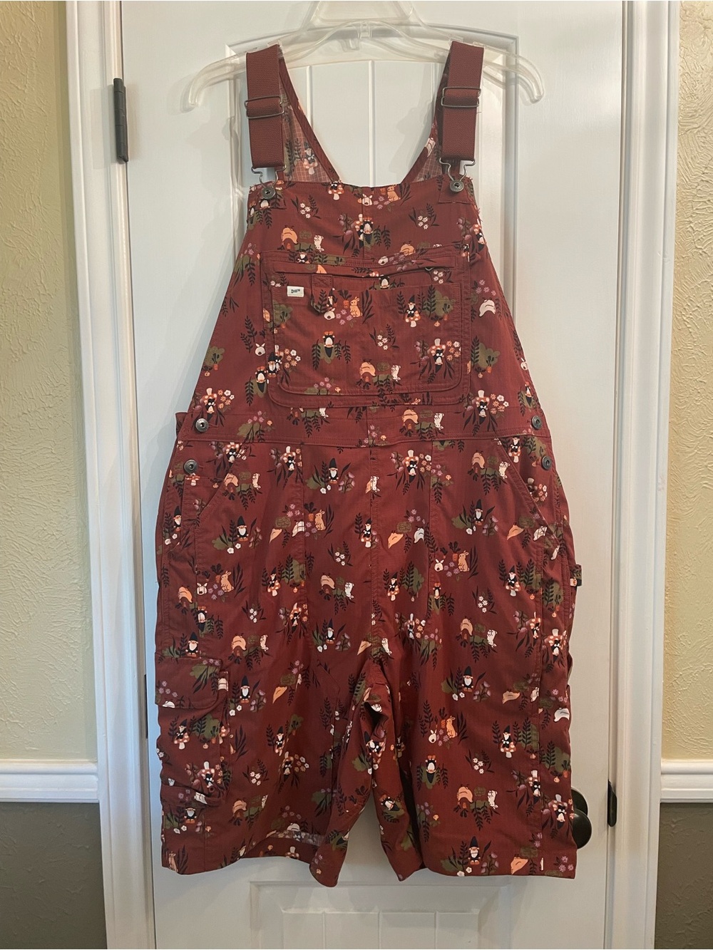 Duluth Heirloom rust gnome print shortalls, size XL